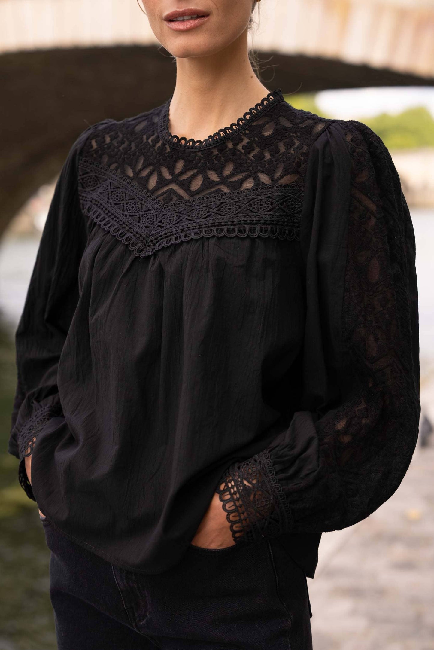 Blus Philippa i bomull & spets