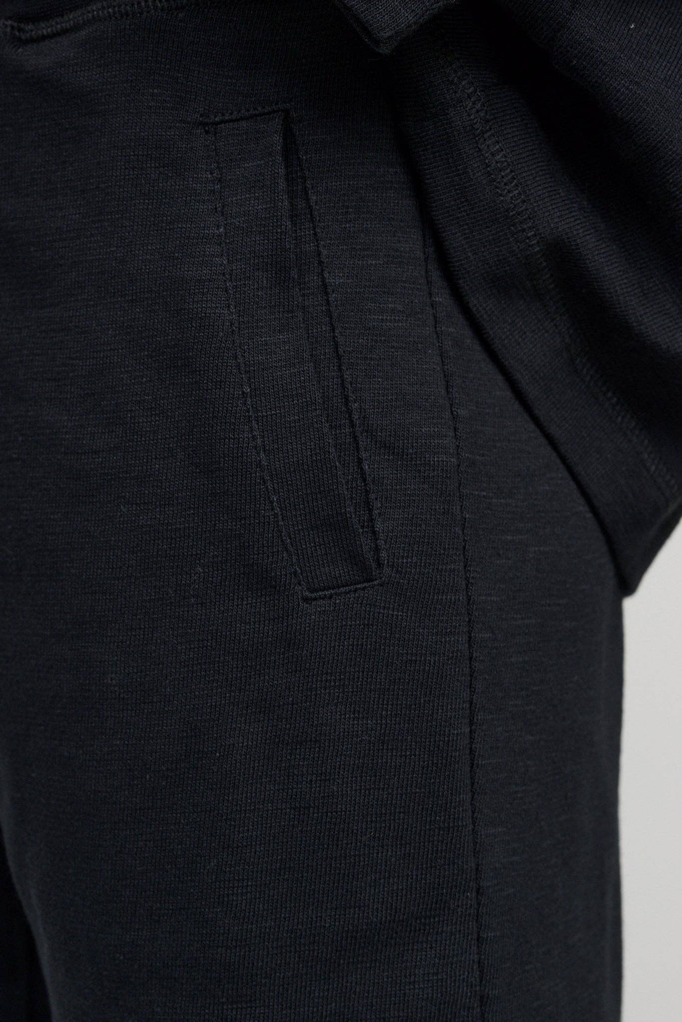 Skye sweatpants i svart med mönstrad väv och dekorativ sömnad