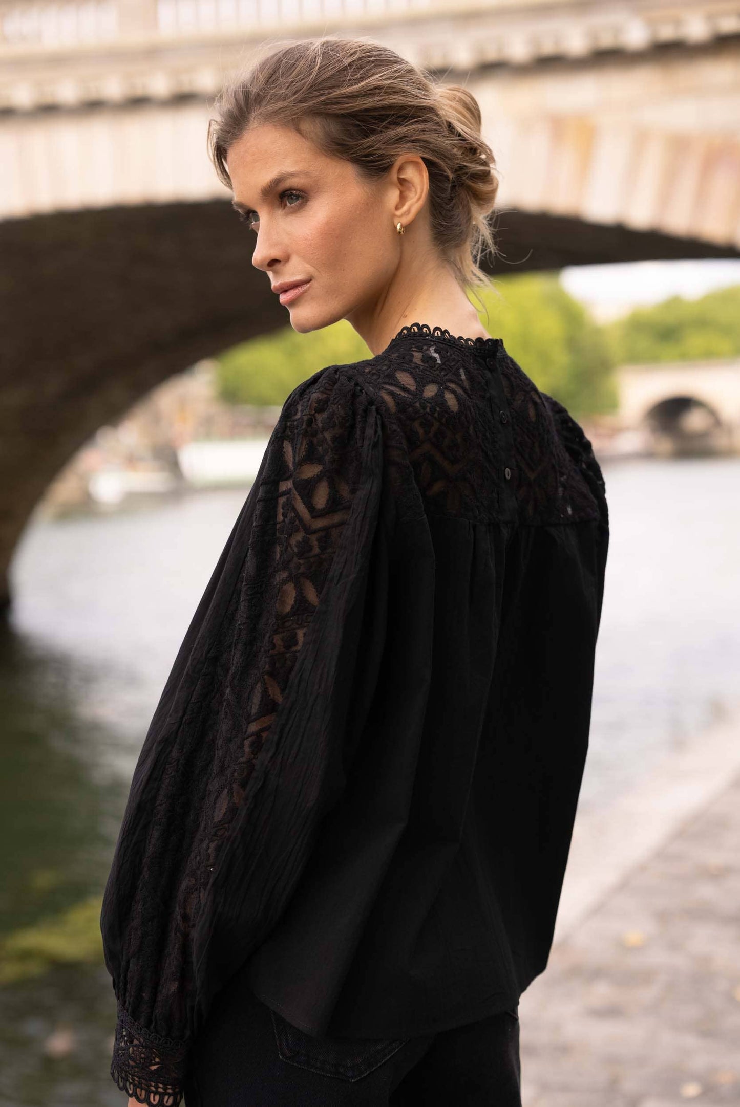 Blus Philippa i bomull & spets