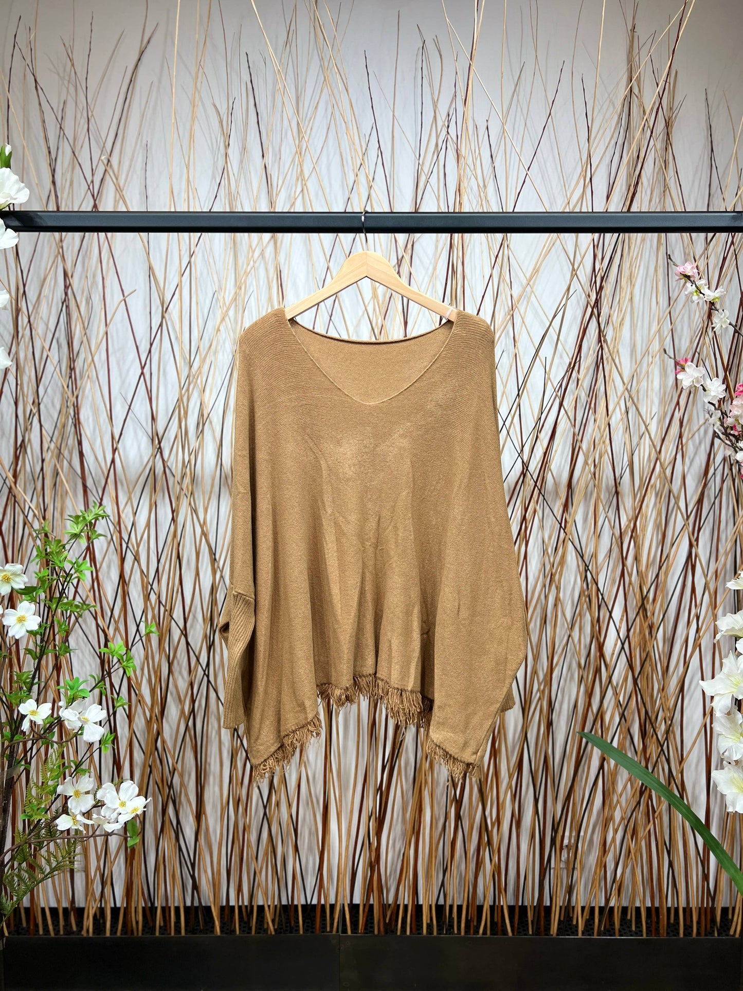 Lös tröja med fladdermushals med fransar