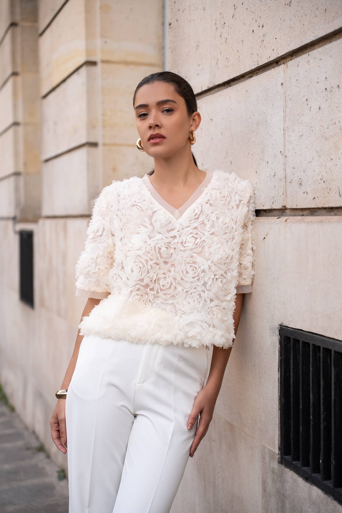 Texturerad blus med korta ärmar och V-ringning