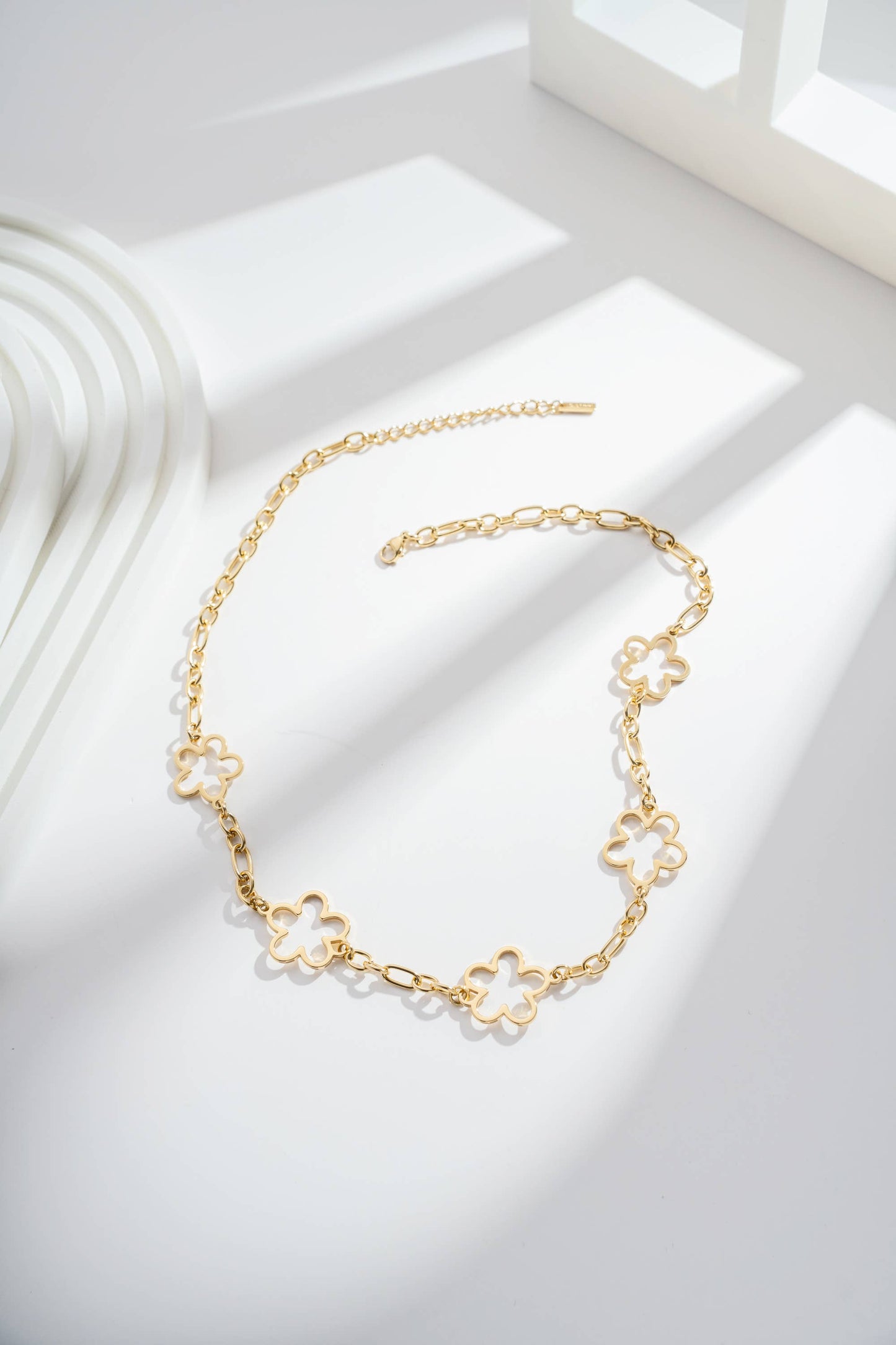 Blomlänk Halsband Guld Silver Skulpterad Elegans Modern