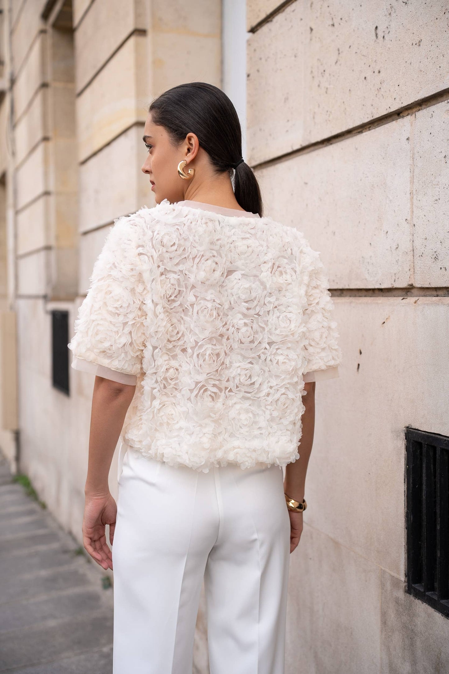 Texturerad blus med korta ärmar och V-ringning