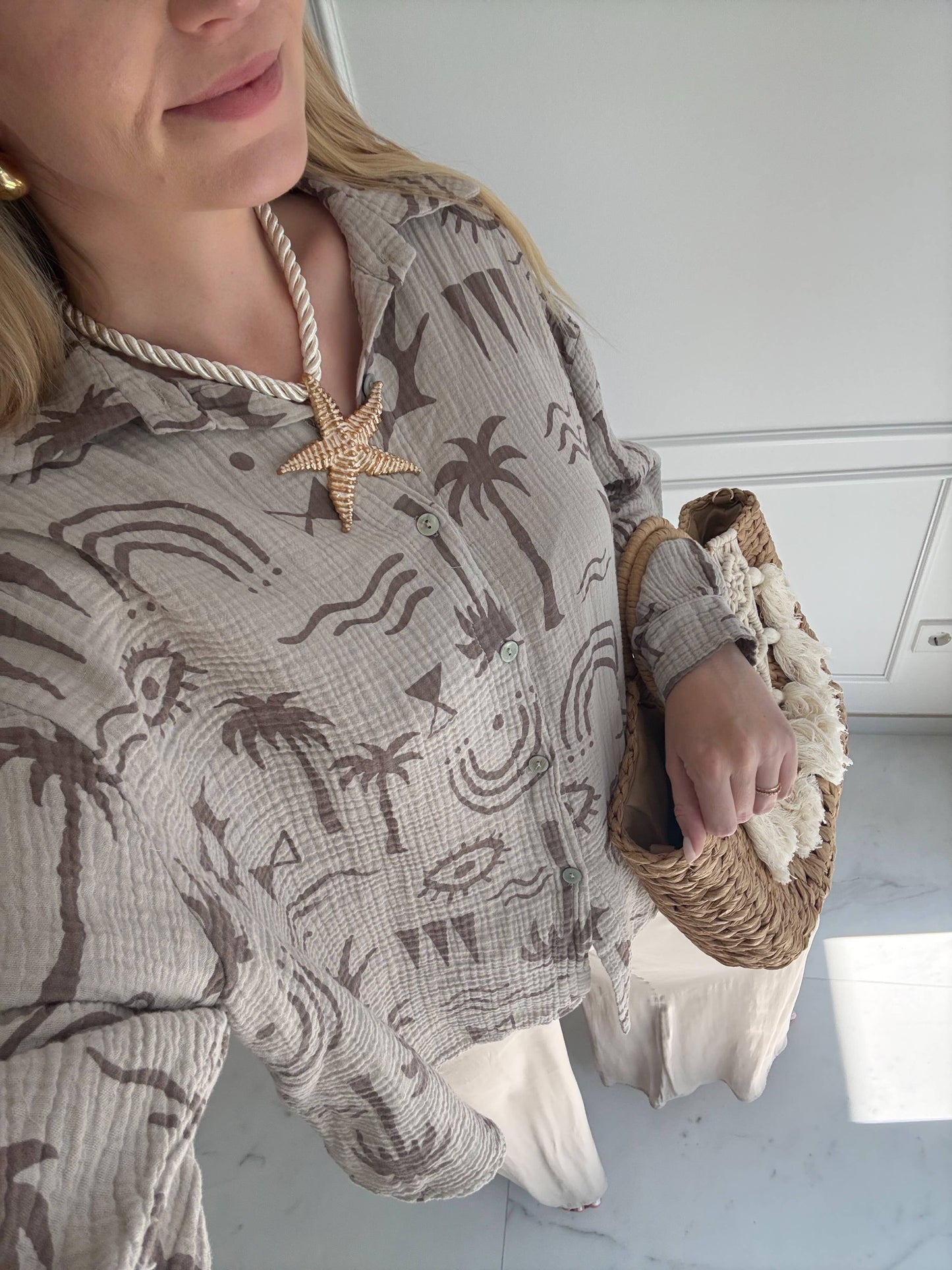 Musselinblus med palmer – Beige