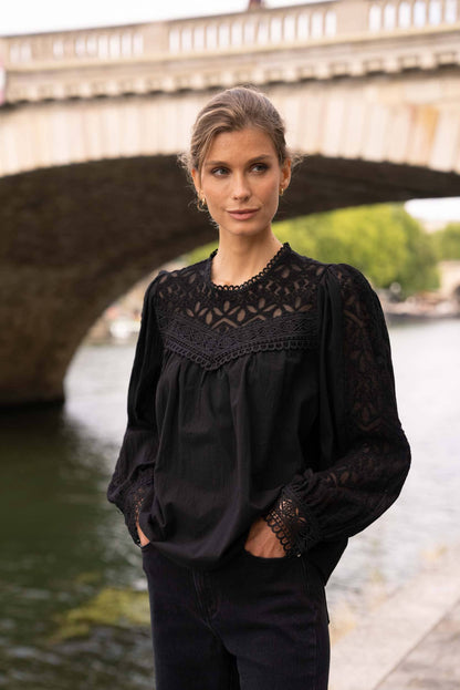 Blus Philippa i bomull & spets