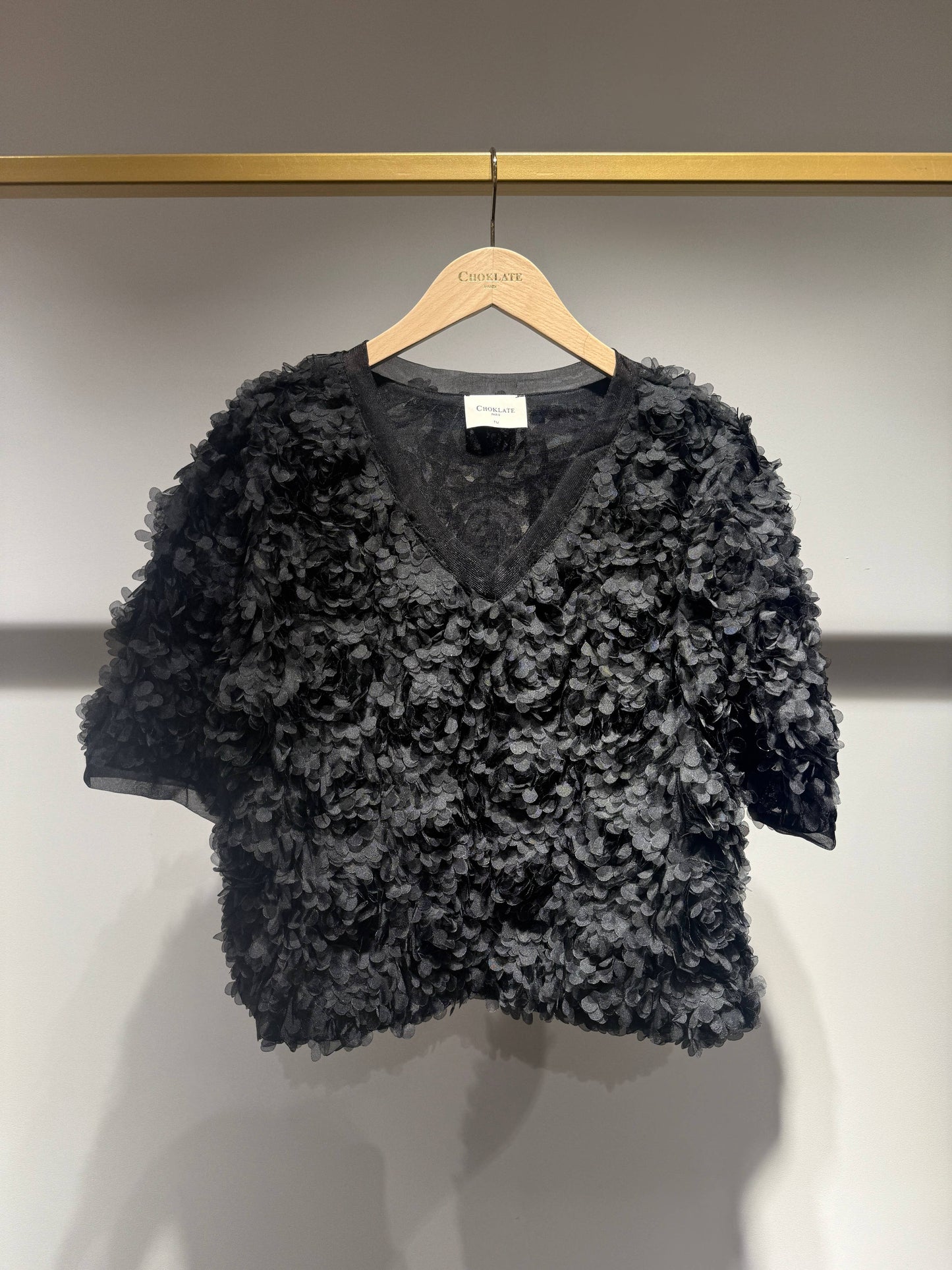 Texturerad blus med korta ärmar och V-ringning