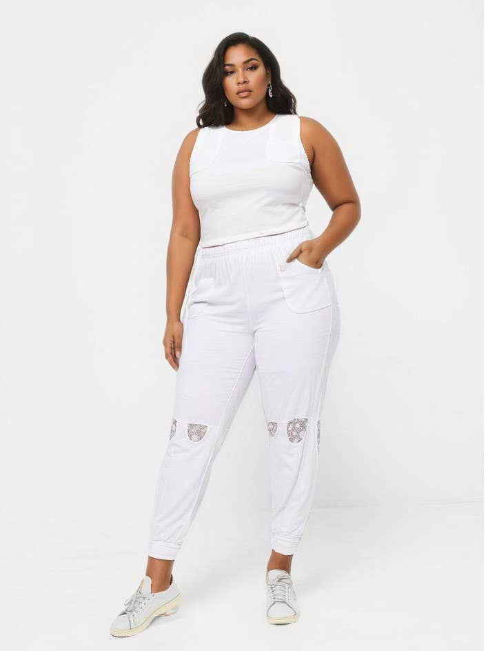 Stora joggingbyxor med vit spets (B83&B)