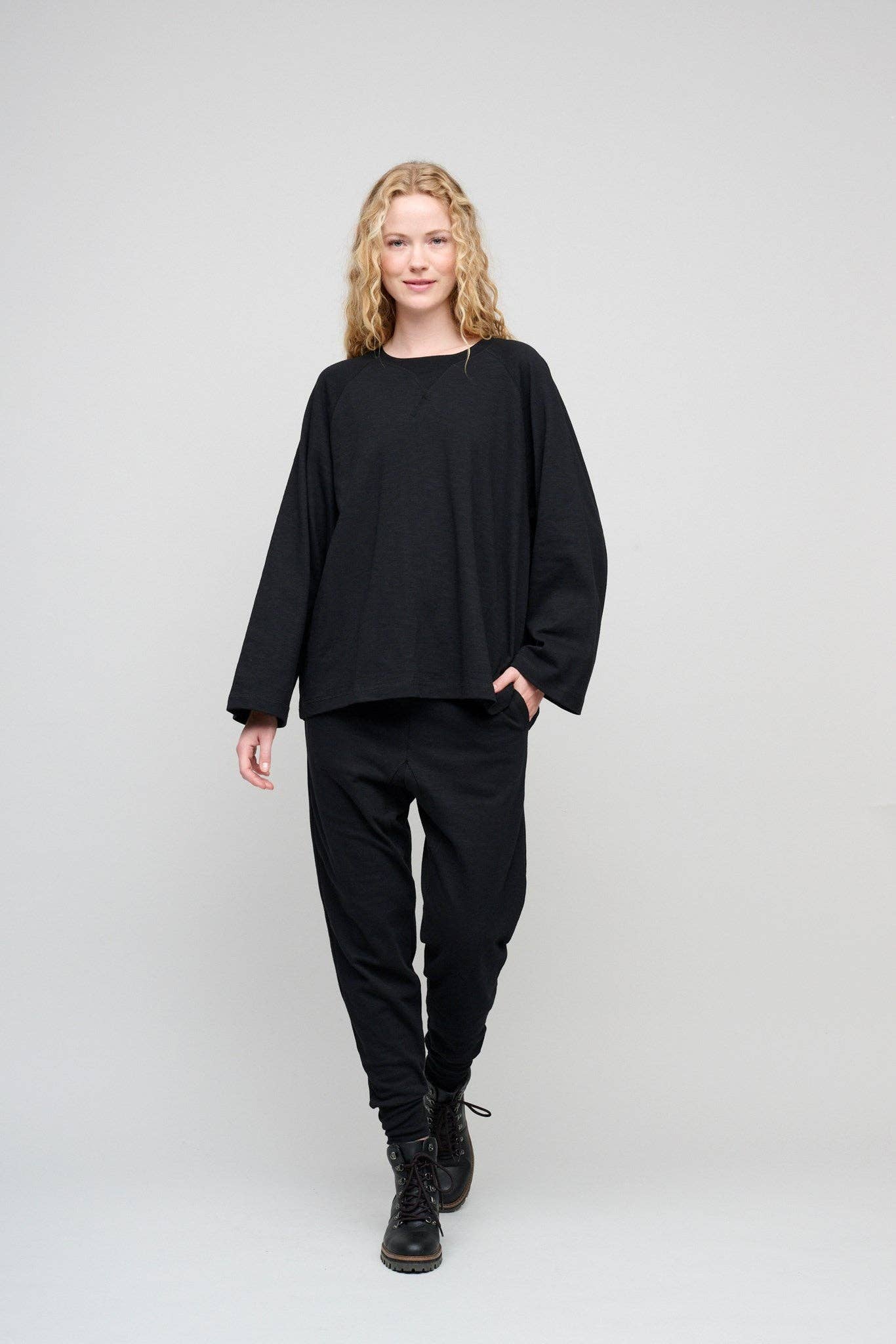 Skye sweatpants i svart med mönstrad väv och dekorativ sömnad