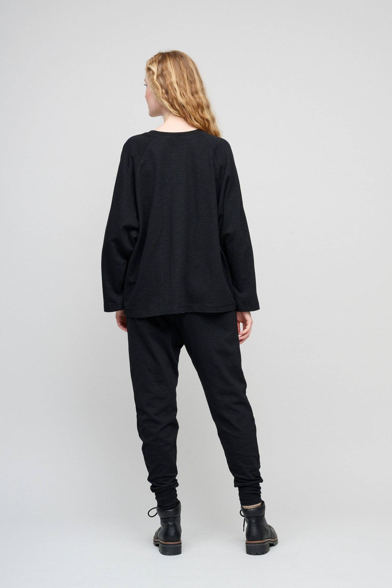 Skye sweatpants i svart med mönstrad väv och dekorativ sömnad