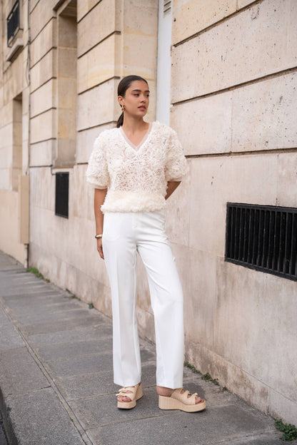 Texturerad blus med korta ärmar och V-ringning