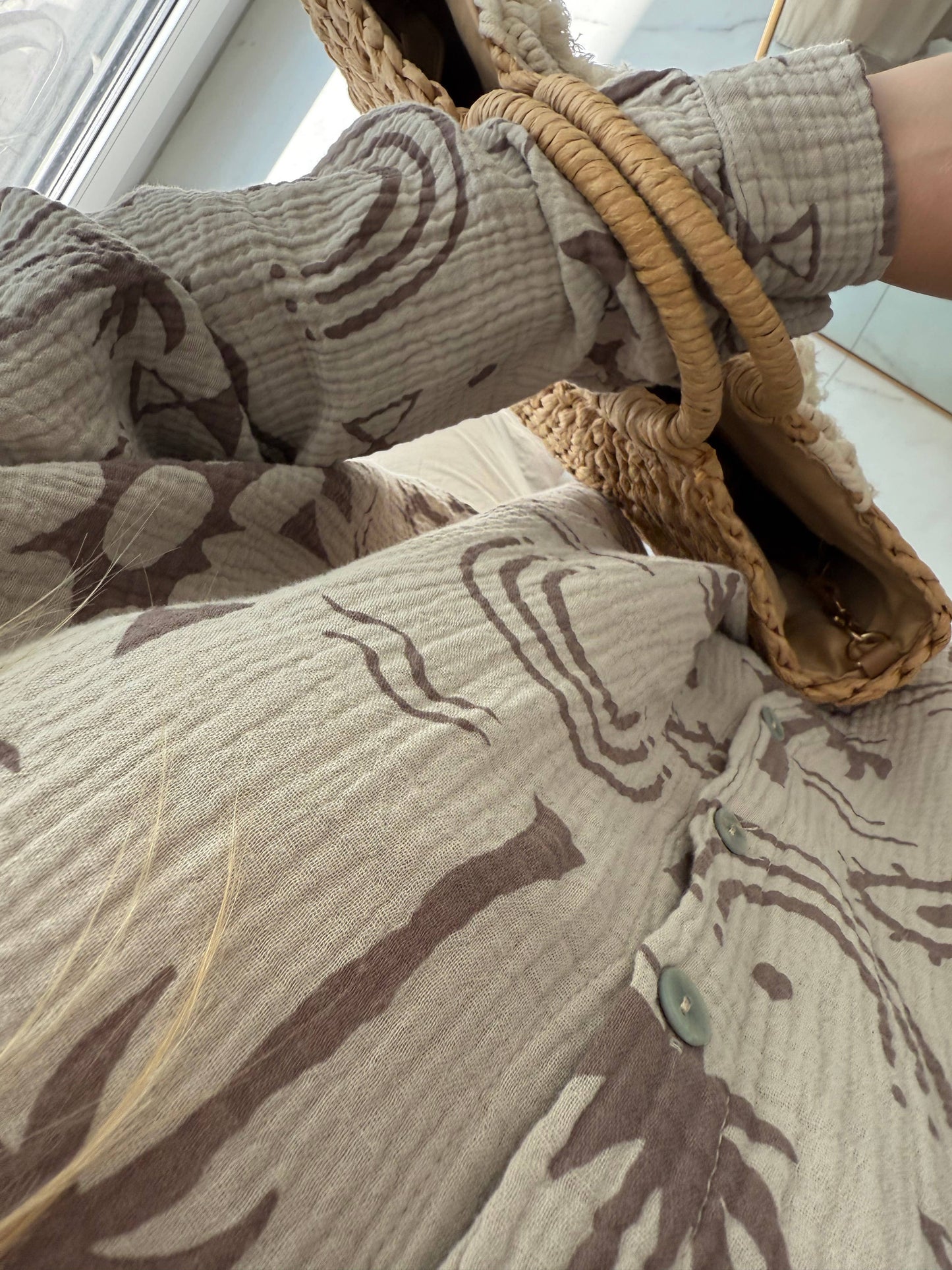 Musselinblus med palmer – Beige