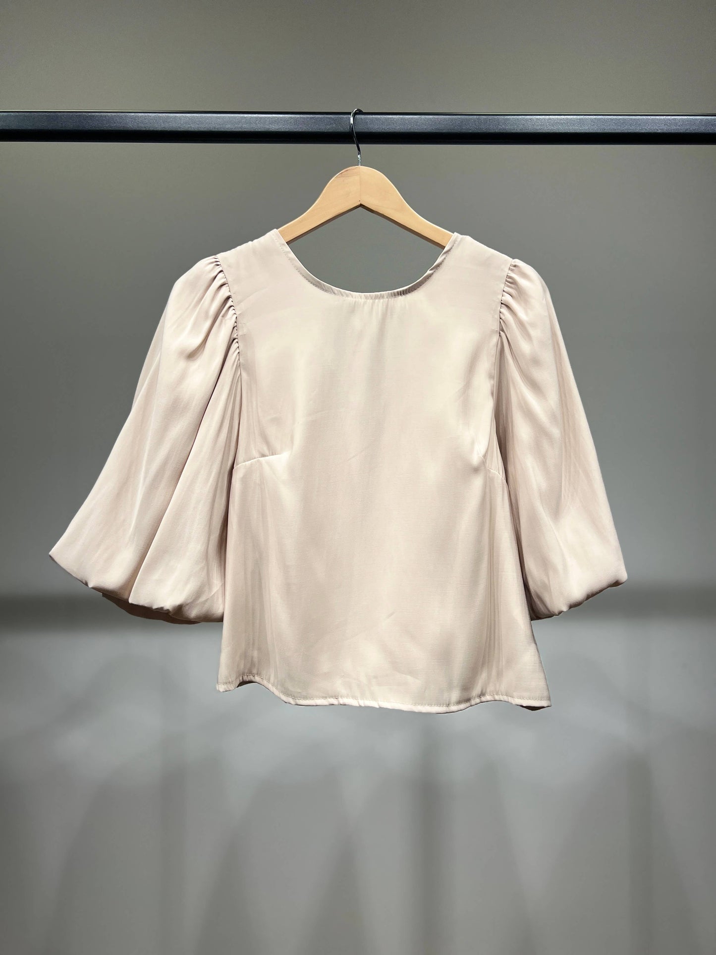 Topp med Puffärmar och Knytning i Ryggen i Viskos Polyester