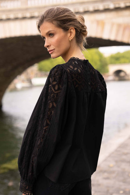 Blus Philippa i bomull & spets