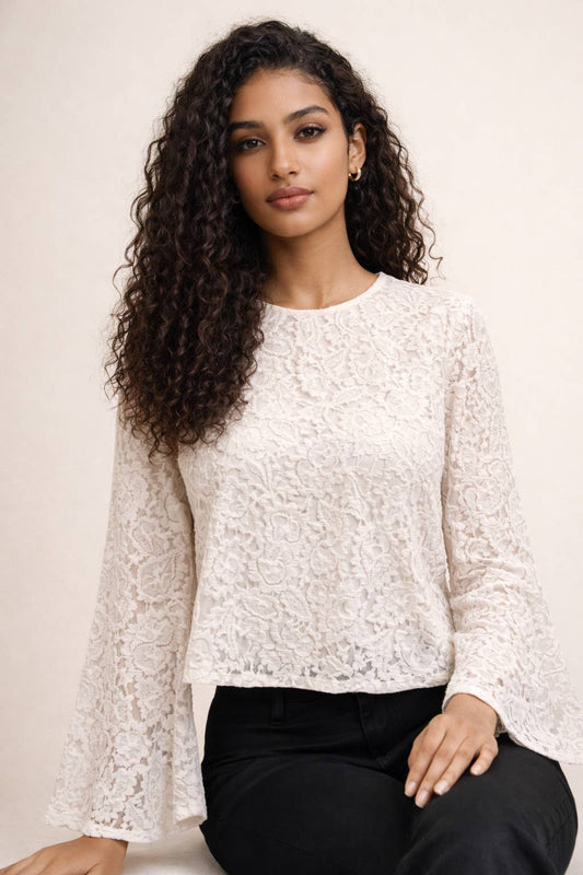 Romantisk spetsöverdel med utsvängda ärmar