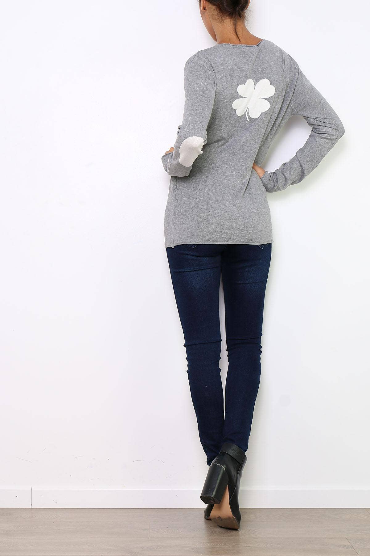 Tröja med V-ringning och klövermotiv