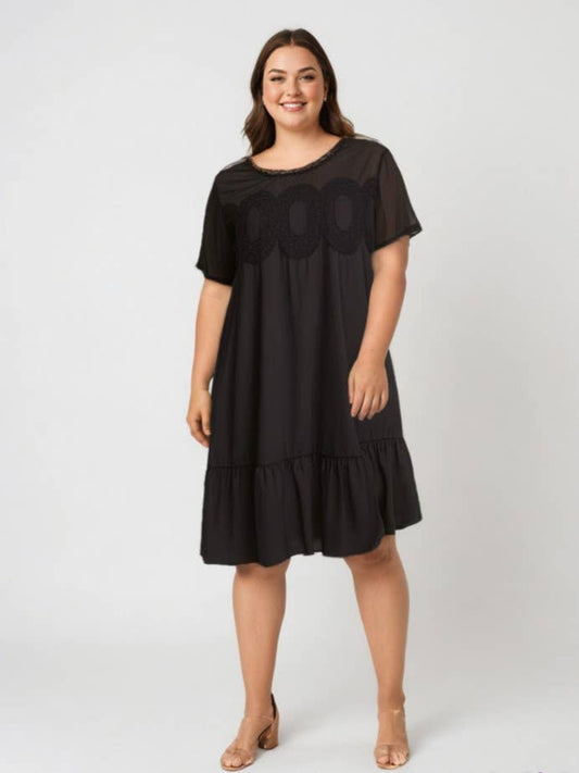 Plus size klänning med svart spets (C6572)