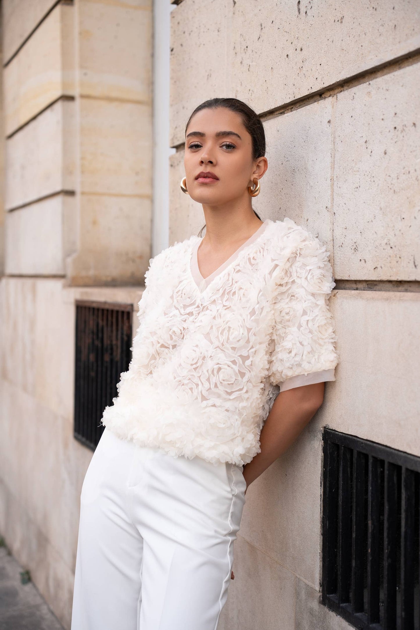 Texturerad blus med korta ärmar och V-ringning